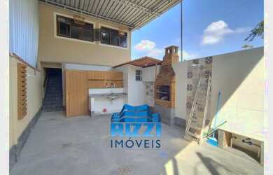 Imagem: A casa possui 3 Dormitórios, 2 Banheiros, 2 Vagas na garagem