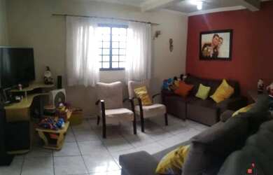 Imagem: A casa possui 3 Dormitórios, 1 Banheiro, 2 Vagas na garagem