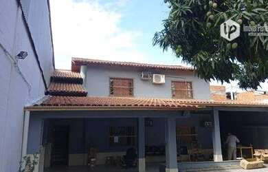 Imagem: A casa e possui 5 Dormitórios, Suítes, 2 Banheiros, 5 Vagas