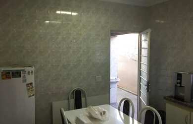 Imagem: A casa possui 1 Dormitório, 4 Banheiros, 2 Vagas na garagem