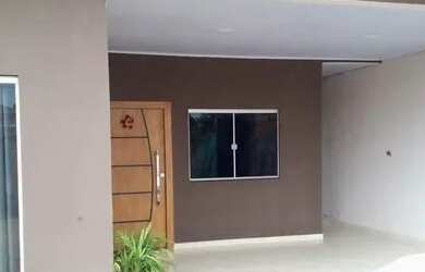 Imagem: A casa possui 3 Dormitórios, 1 Banheiro, 2 Vagas na garagem