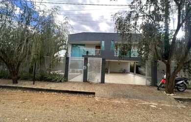 Imagem: A casa possui 4 Dormitórios, 4 Banheiros, 5 Vagas na garagem