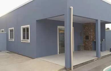 Imagem: A casa possui 4 Dormitórios, 2 Banheiros, 4 Vagas na garagem