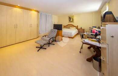 Imagem 9: Espetacular 4 dormitórios 2 suites sendo uma Master, 2 banheiros Reformados...