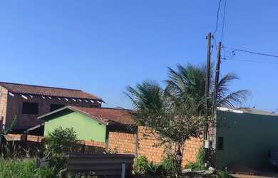 Imagem: A casa possui 3 Dormitórios, 2 Banheiros, 3 Vagas na garagem