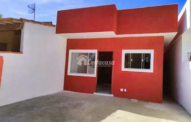 Imagem: A casa possui 2 Dormitórios, 2 Banheiros, 2 Vagas na garagem