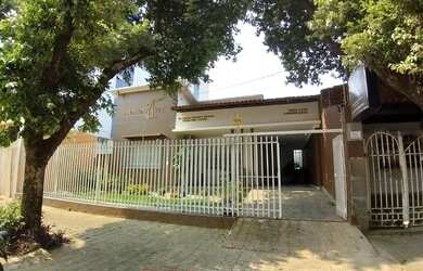 Imagem: A casa possui 5 Dormitórios, 2 Banheiros, 2 Vagas na garagem