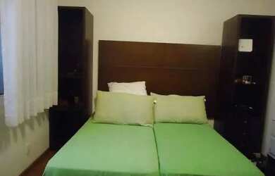 Imagem: A casa possui 4 Dormitórios, 5 Banheiros, 4 Vagas na garagem