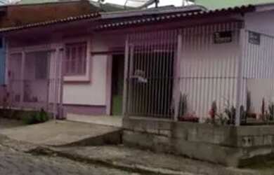 Imagem: A casa possui 3 Dormitórios, 1 Banheiro, 2 Vagas na garagem