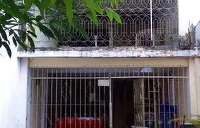 Imagem: A casa possui 4 Dormitórios, 1 Banheiro, 4 Vagas na garagem