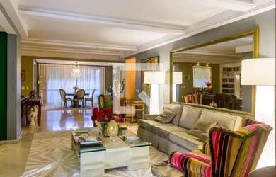 Imagem: A casa possui 4 Dormitórios, 5 Banheiros, 5 Vagas na garagem