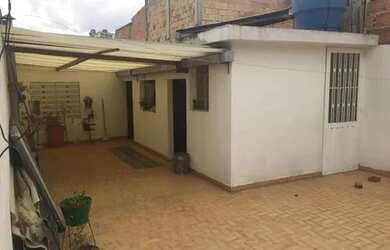 Imagem: A casa possui 3 Dormitórios, 1 Banheiro, 1 Vaga na garagem