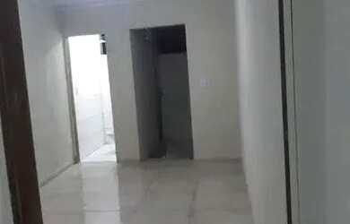 Imagem: A casa possui 2 Dormitórios, 1 Banheiro, 1 Vaga na garagem