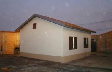 Imagem: A casa possui 2 Dormitórios, 1 Banheiro, 4 Vagas na garagem