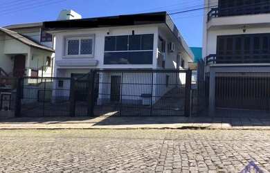 Imagem: A casa possui 3 Dormitórios, 2 Banheiros, 4 Vagas na garagem