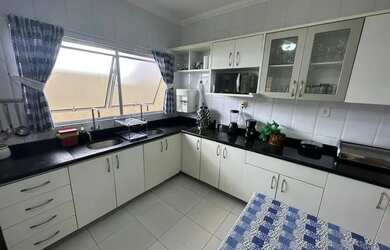 Imagem: A casa possui 4 Dormitórios, 2 Banheiros, 3 Vagas na garagem