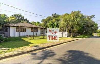 Imagem: A casa possui 4 Dormitórios, 2 Banheiros, 5 Vagas na garagem