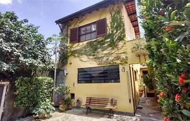 Imagem: A casa possui 3 Dormitórios, 4 Banheiros, 2 Vagas na garagem