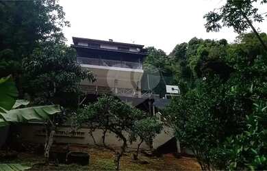 Imagem: A casa possui 4 Dormitórios, 5 Banheiros, 5 Vagas na garagem