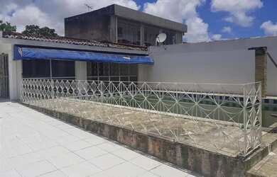 Imagem: A casa possui 4 Dormitórios, 1 Banheiro, 3 Vagas na garagem