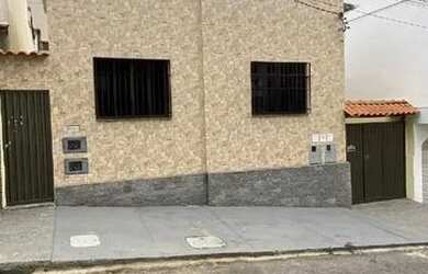 Imagem: A casa possui 3 Dormitórios, 3 Banheiros, 2 Vagas na garagem