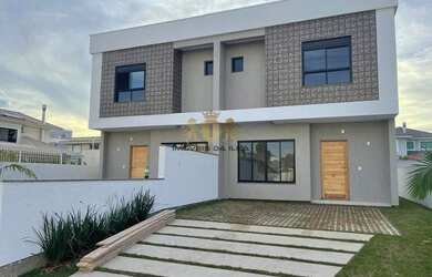 Imagem: A casa possui 3 Dormitórios, 4 Banheiros, 2 Vagas na garagem