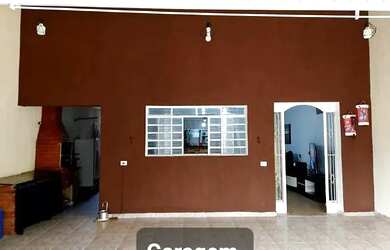 Imagem: A casa possui 2 Dormitórios, 2 Banheiros, 2 Vagas na garagem