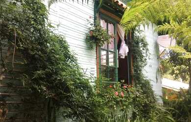 Imagem: A casa possui 3 Dormitórios, 1 Banheiro, 2 Vagas na garagem