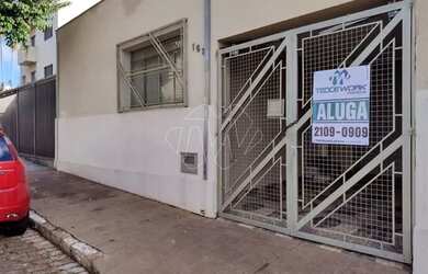 Imagem: A casa possui 3 Dormitórios, 2 Banheiros, 1 Vaga na garagem