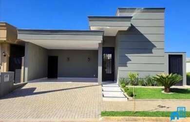 Imagem: A casa possui 3 Dormitórios, 3 Banheiros, 4 Vagas na garagem