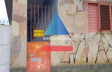 Imagem: A casa possui 3 Dormitórios, 3 Banheiros, 4 Vagas na garagem