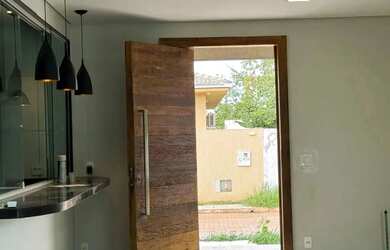 Imagem: A casa possui 3 Dormitórios, 4 Banheiros, 380m² de Área e