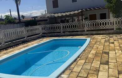 Imagem: A casa possui 3 Dormitórios, 3 Banheiros, 4 Vagas na garagem