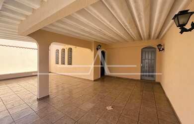 Imagem: A casa possui 3 Dormitórios, 3 Banheiros, 2 Vagas na garagem