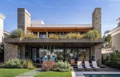 Imagem: A casa em condomínio possui 5 Dormitórios, 5 Banheiros, 3