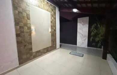 Imagem: A casa possui 3 Dormitórios, 3 Banheiros, 2 Vagas na garagem