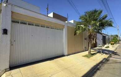 Imagem: A casa possui 3 Dormitórios, 4 Banheiros, 2 Vagas na garagem