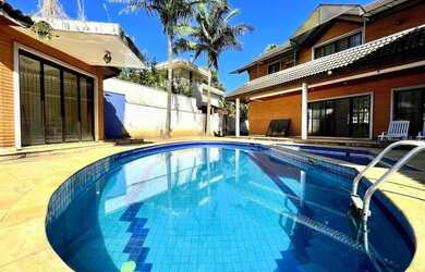 Imagem: A casa em condomínio e possui 5 Dormitórios, 5 Banheiros