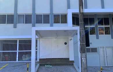 Imagem: O depósito possui 5 Vagas na garagem e 999m² de Área e está