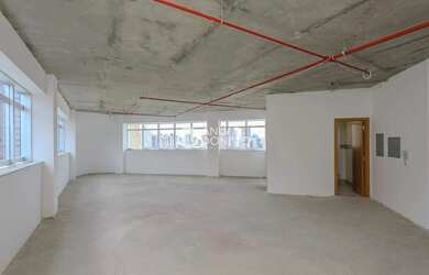 Imagem: O depósito possui 4 Vagas na garagem e 183m² de Área e está