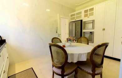 Imagem: A casa possui 4 Dormitórios, 3 Banheiros, 5 Vagas na garagem