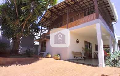 Imagem: A casa possui 4 Dormitórios, 4 Banheiros, 5 Vagas na garagem