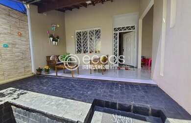 Imagem: A casa possui 3 Dormitórios, 3 Banheiros, 2 Vagas na garagem