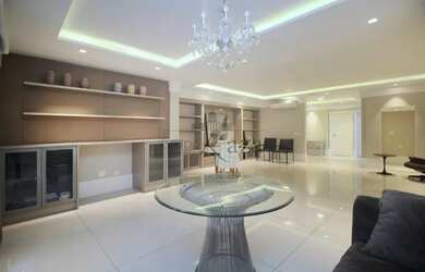 Imagem: A casa possui 3 Dormitórios, 5 Banheiros, 3 Vagas na garagem