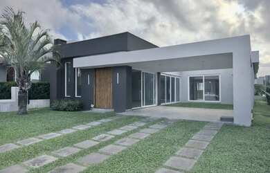 Imagem: A casa em condomínio possui 4 Dormitórios, 5 Banheiros, 170m²