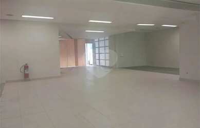 Imagem: O depósito possui 5 Vagas na garagem e 750m² de Área e está