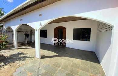 Imagem: A casa possui 2 Dormitórios, 2 Banheiros, 2 Vagas na garagem