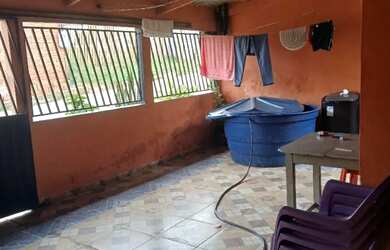 Imagem: A casa possui 2 Dormitórios, 1 Banheiro, 2 Vagas na garagem