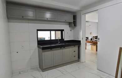 Imagem: A casa possui 4 Dormitórios, 4 Banheiros, 2 Vagas na garagem