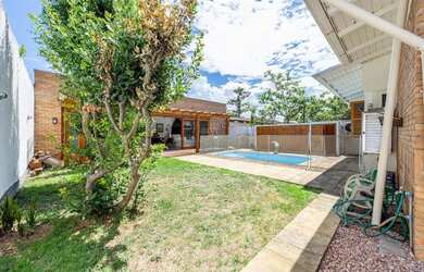 Imagem: A casa possui 3 Dormitórios, 4 Banheiros, 3 Vagas na garagem